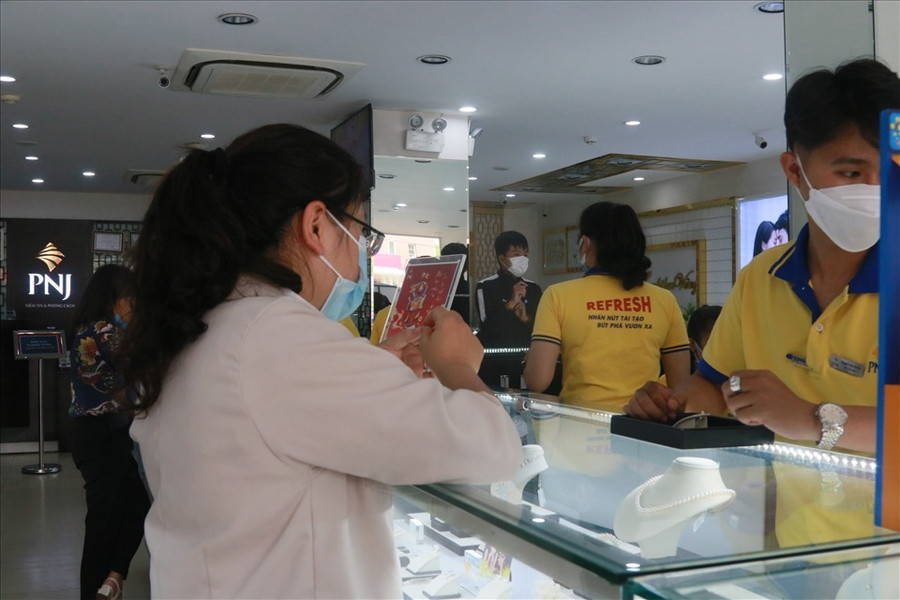 Một số người bán đất trước Tết tranh thủ trích một khoản tiền đi sắm vàng. Ảnh: B.T