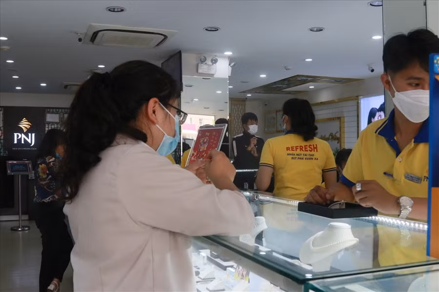 Một số người bán đất trước Tết tranh thủ trích một khoản tiền đi sắm vàng. Ảnh: B.T