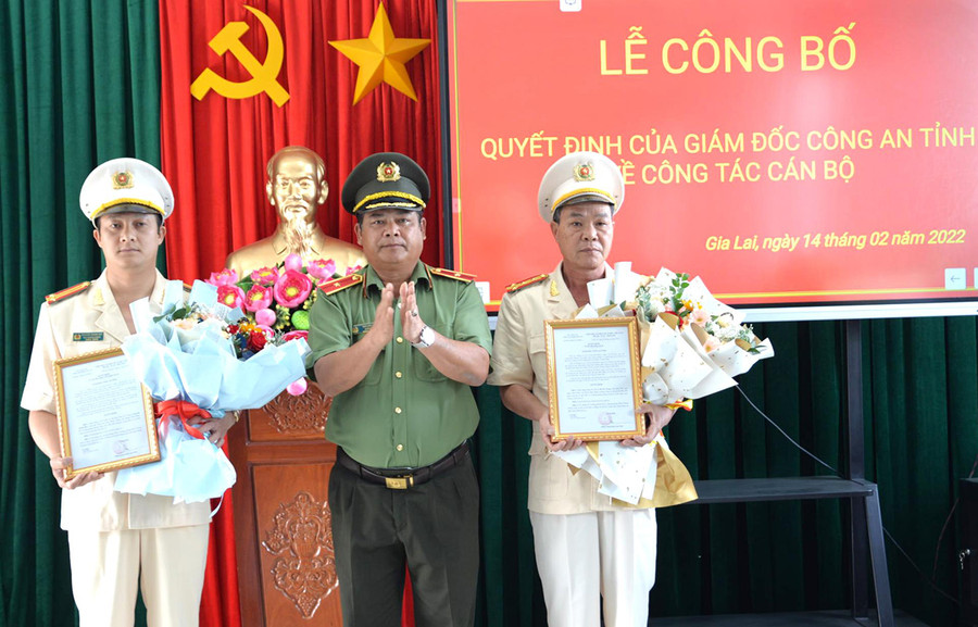 Thiếu tướng Rah Lan Lâm-Giám đốc Công an tỉnh (giữa) trao quyết định điều động, bổ nhiệm cho Trung tá Nguyễn Thành Huy (bìa trái) và Đại tá Hồ Kỳ Trọng. Ảnh: Nguyễn Hữu Thiếu tướng Rah Lan Lâm trao quyết định điều động, bổ nhiệm cho Trung tá Nguyễn Thành Huy (bên trái) và Đại tá Hồ Kỳ Trọng. Ảnh: Nguyễn Hữu