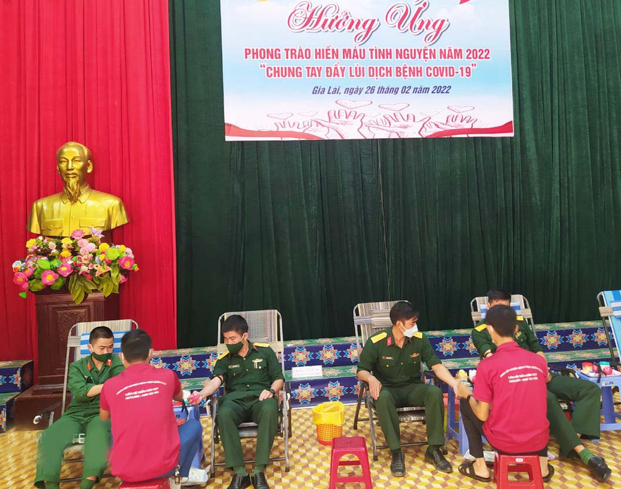 Đông đảo cán bộ, chiến sĩ Lữ đoàn Tăng thiết giáp 273-Quân đoàn 3 hiến máu tình nguyện. Ảnh: Hồng Ngọc