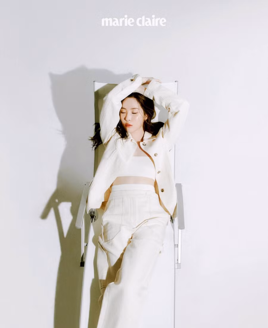 Bên cạnh việc ca hát, Sunmi còn tham gia vào quá trình sáng tác các album của mình và thuật ngữ “Sunmi pop” đã xuất hiện, nhằm nói đến âm nhạc của riêng Sunmi. Cô tâm sự: “Khi thấy tên của mình xuất hiện trên các tác phẩm, tôi đã được tiếp thêm sức mạnh. Ngoài niềm tự hào, tôi cũng cảm thấy áp lực. Tôi phải liên tục đi tiên phong trong thể loại này để có thể khẳng định chính mình”. Ảnh: MARIE CLAIRE