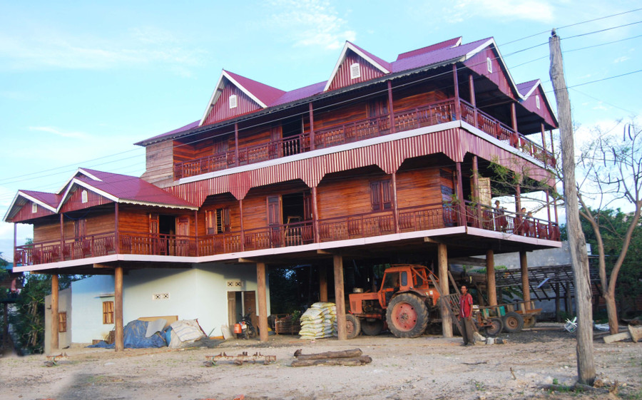 Ngôi nhà dài mới có lầu theo kiểu Thái của người dân xã Pờ Tó (huyện Ia Pa). Ảnh: Huỳnh Văn Mỹ Ngôi nhà dài mới có lầu theo kiểu Thái của người dân xã Pờ Tó (huyện Ia Pa). Ảnh: Huỳnh Văn Mỹ