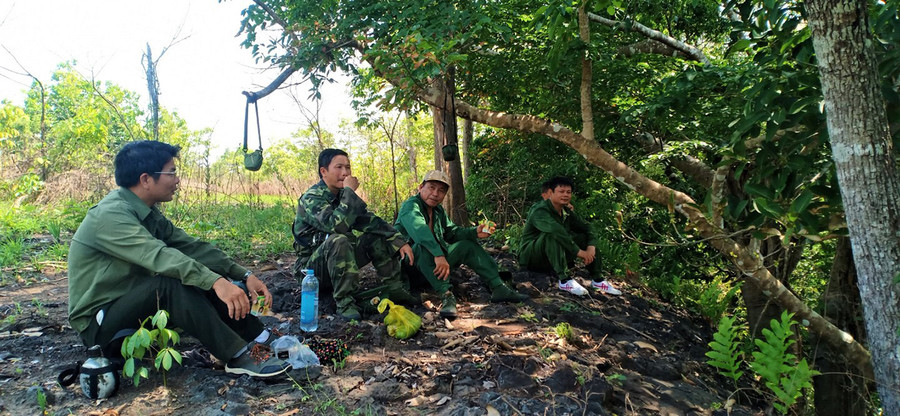 Trong những ngày Tết Nguyên đán Nhâm Dần 2022 và thời kỳ cao điểm của mùa khô Tây Nguyên hiện nay, lực lượng quản lý, bảo vệ rừng Khu Bảo tồn Ea Sô ngày đêm bám sát địa bàn vừa bảo vệ, ngăn chặn các đối tượng phá rừng, vừa phòng, chống cháy rừng. 