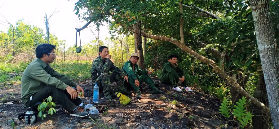 Trong những ngày Tết Nguyên đán Nhâm Dần 2022 và thời kỳ cao điểm của mùa khô Tây Nguyên hiện nay, lực lượng quản lý, bảo vệ rừng Khu Bảo tồn Ea Sô ngày đêm bám sát địa bàn vừa bảo vệ, ngăn chặn các đối tượng phá rừng, vừa phòng, chống cháy rừng. 