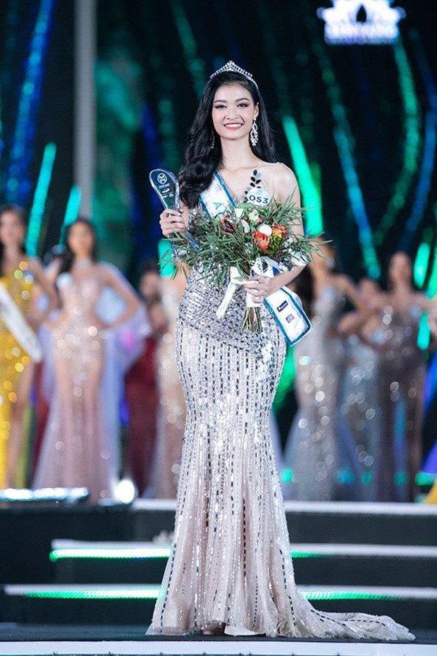 Trong talkshow Sức sống Việt Nam, chân dài xứ Quảng từng chia sẻ: "Mình chưa kịp vui khi vừa được nổi tiếng thì lại bị chịu những lời lẽ làm cho bản thân tự ti, rụt rè hẳn so với bản thân trước đây. Có một đêm mình khóc bù lu bù loa và không biết làm gì..."Ảnh: NVCC Trong talkshow Sức sống Việt Nam, chân dài xứ Quảng từng chia sẻ: