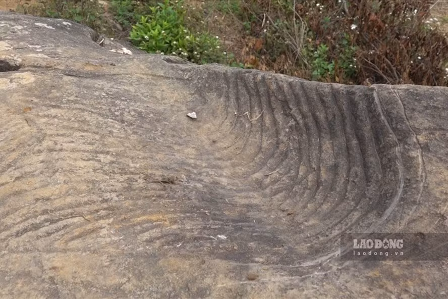 Những hình khắc trên các phiến đá cổ.