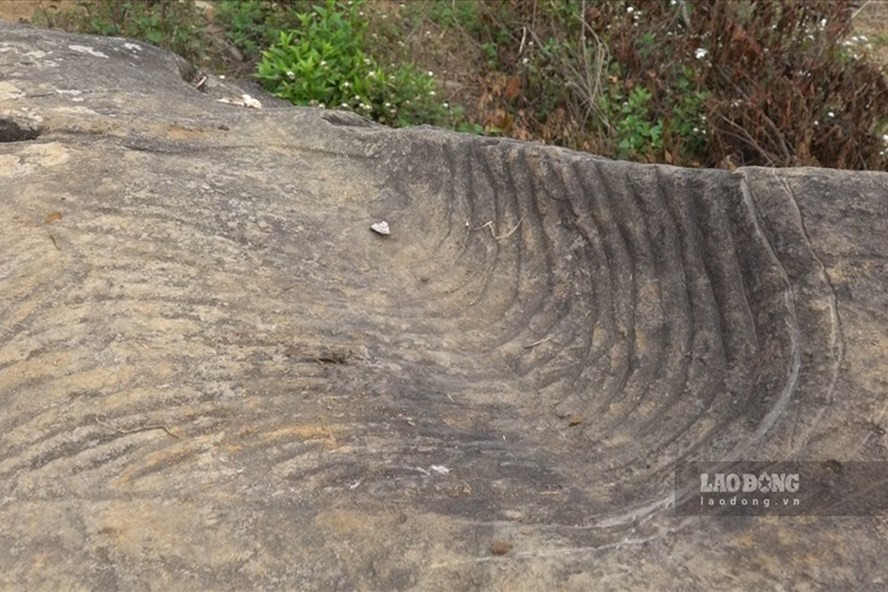 Những hình khắc trên các phiến đá cổ. Những hình khắc trên các phiến đá cổ.