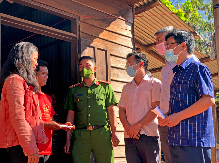 Đại diện Ban ATGT tỉnh Gia Lai, Ban ATGT huyện Chư Prông và Ban ATGT xã Ia Me đến chia buồn cùng gia đình nạn nhân Rơ Mah Soan. Ảnh: Lê Hòa