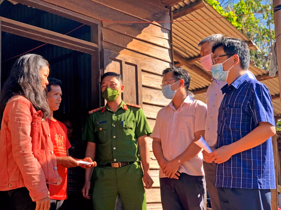 Đại diện Ban ATGT tỉnh Gia Lai, Ban ATGT huyện Chư Prông và Ban ATGT xã Ia Me đến chia buồn cùng gia đình nạn nhân Rơ Mah Soan. Ảnh: Lê Hòa