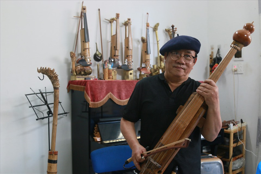 Ông Nguyễn Trường cùng cây đàn violon cell mới chế tác thành công. Ảnh: Bảo Trung Ông Nguyễn Trường cùng cây đàn violon cell mới chế tác thành công. Ảnh: Bảo Trung