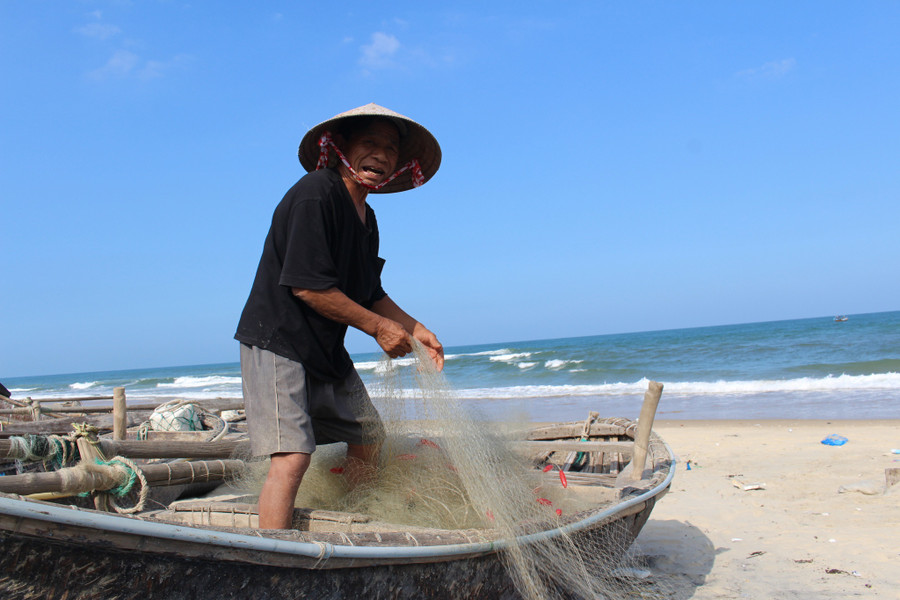 Ông Nguyễn Thắng trên chiếc xuồng bé xíu mà sáng mai ông đi biển sớm