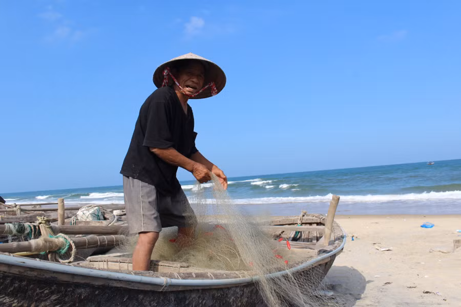 Ông Nguyễn Thắng trên chiếc xuồng bé xíu mà sáng mai ông đi biển sớm