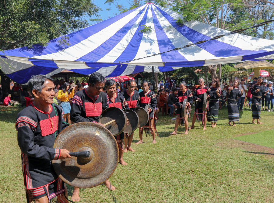  Biểu diễn cồng chiêng ở Khu du lịch Kô Tam, TP. Buôn Ma Thuột. Ảnh: Nguyễn Gia