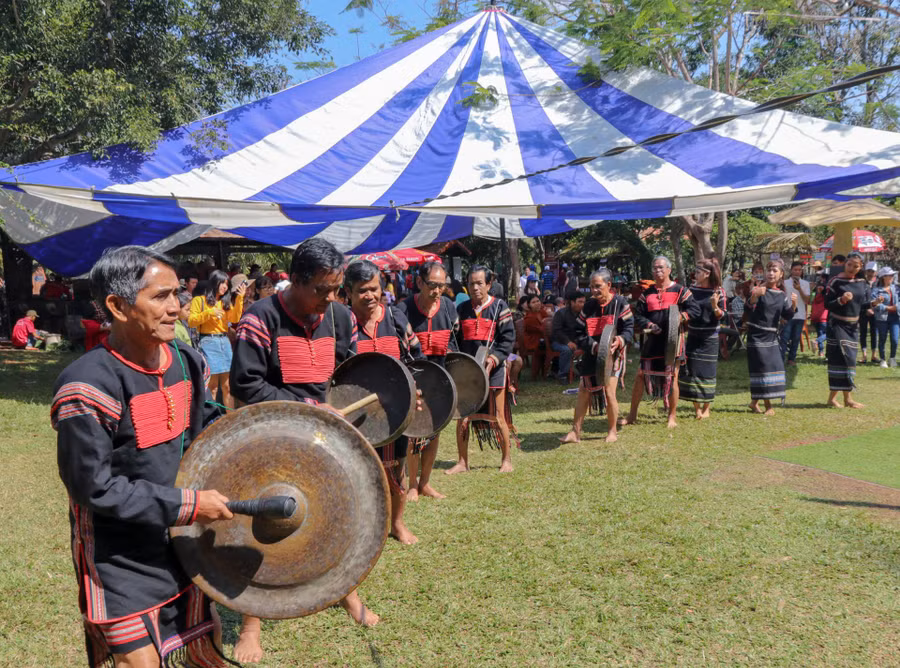  Biểu diễn cồng chiêng ở Khu du lịch Kô Tam, TP. Buôn Ma Thuột. Ảnh: Nguyễn Gia