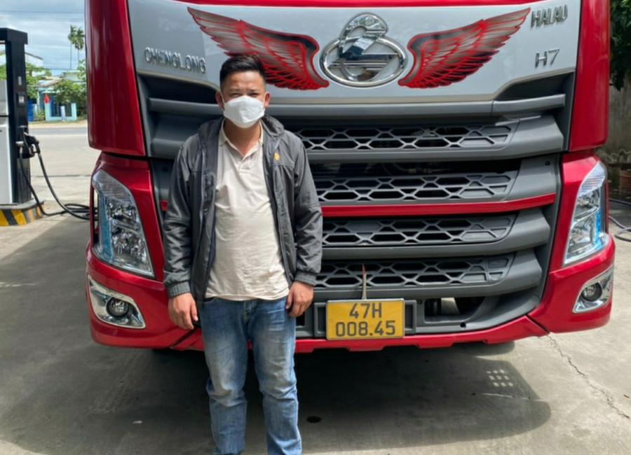 Tài xế Phạm Dương Tùng cùng phương tiện. Ảnh: C.X