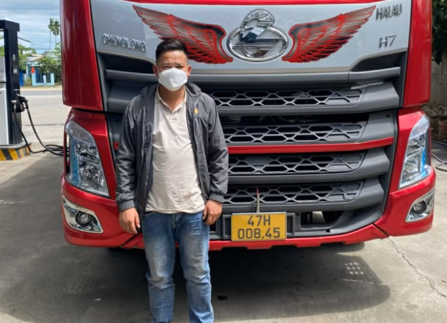 Tài xế Phạm Dương Tùng cùng phương tiện. Ảnh: C.X