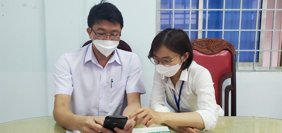 100% cán bộ công chức thuế cài đặt, đăng ký và thực hiện nộp thuế điện tử qua Etax Mobile. Ảnh: Sơn Ca