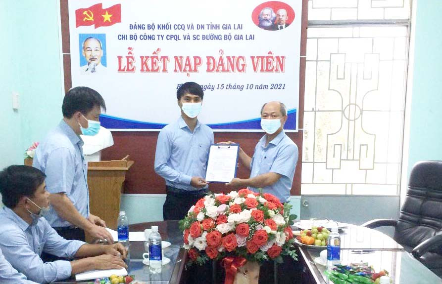 Chi bộ Công ty cổ phần Quản lý và Sửa chữa đường bộ Gia Lai tổ chức lễ kết nạp đảng viên. Ảnh: Phương Dung