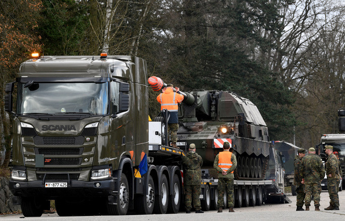 Lựu pháo tập kết ở căn cứ Munster của Đức ngày 14-2 để chuẩn bị vận chuyển đến Lithuania. Ảnh: REUTERS Lựu pháo tập kết ở căn cứ Munster của Đức ngày 14-2 để chuẩn bị vận chuyển đến Lithuania. Ảnh: REUTERS