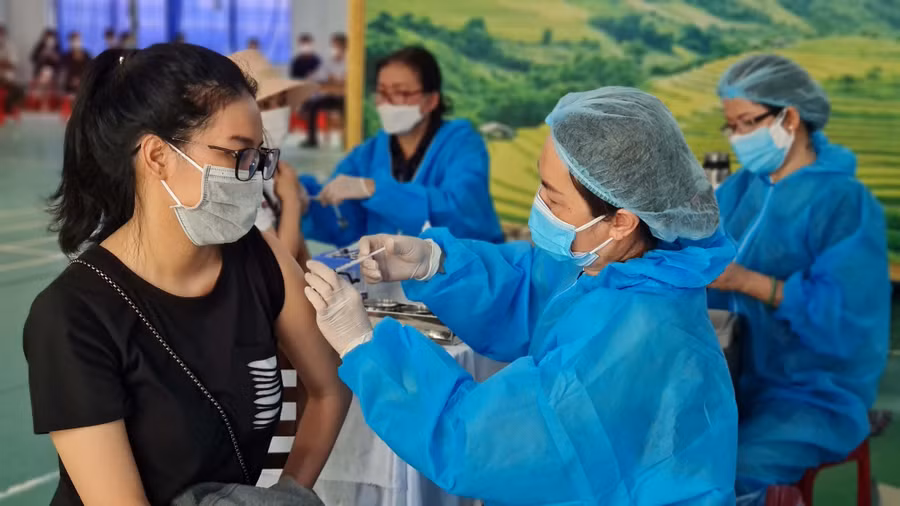  Tiêm vắc xin phòng Covid-19 mũi 3 cho người dân tại điểm tiêm trường Nguyễn Văn Trỗi (phường Hoa Lư, TP. Pleiku).