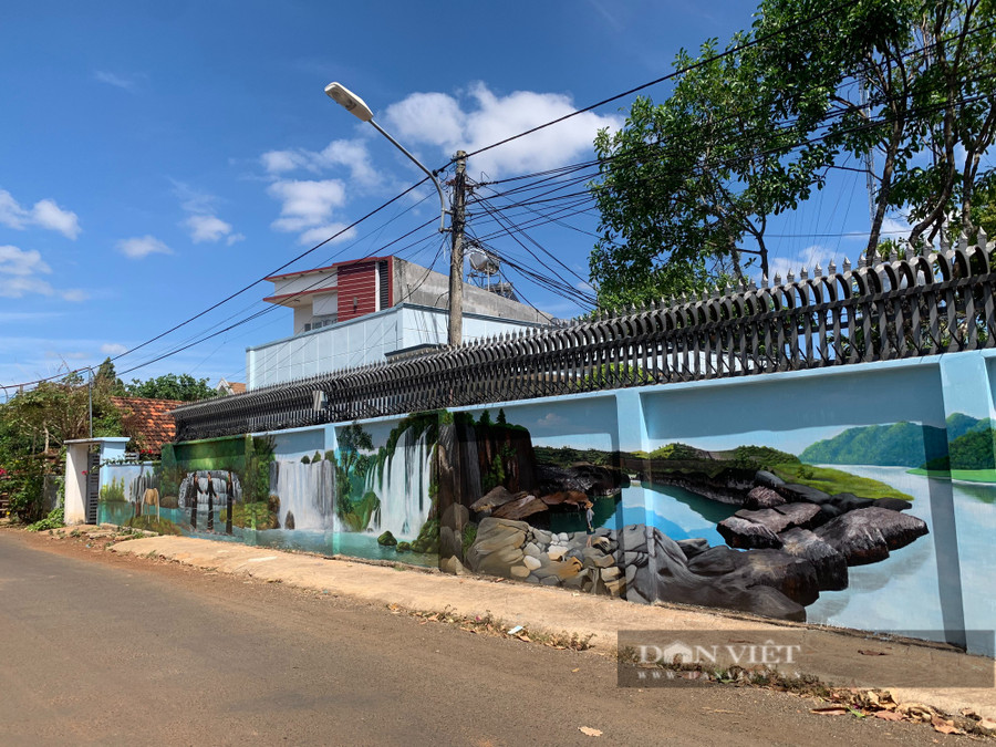 Trên đoạn đường dài hơn 200m tại buôn Tơng Jú (xã Ea Kao, TP.Buôn Ma Thuột, Đắk Lắk) có hơn 30 bức tranh nhiều màu sắc, đậm chất Tây Nguyên. Ảnh: Phương Hằng Trên đoạn đường dài hơn 200m tại buôn Tơng Jú (xã Ea Kao, TP.Buôn Ma Thuột, Đắk Lắk) có hơn 30 bức tranh nhiều màu sắc, đậm chất Tây Nguyên. Ảnh: Phương Hằng