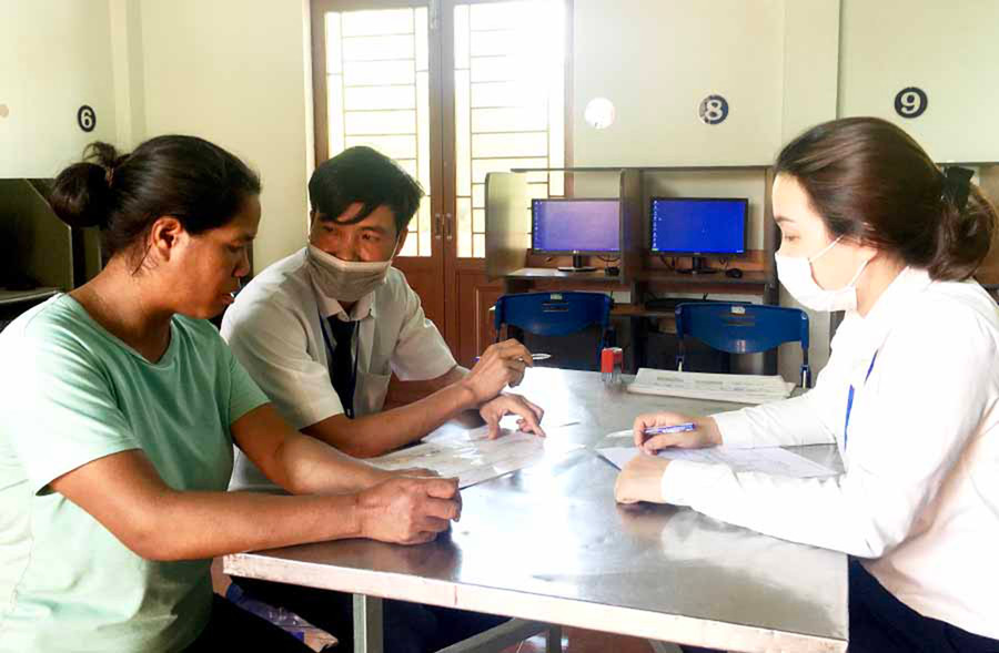 Thí sinh người dân tộc thiểu số có trình độ học vấn thấp thực hiện phần thi lý thuyết sát hạch cấp giấy phép lái xe hạng A1. Ảnh: Hòa Lê