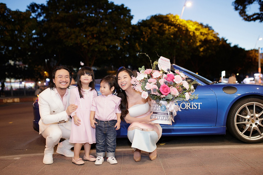 Trước đó, đạo diễn Hoàng Nhật Nam có màn hóa thân thành hoàng tử “cưỡi chiến mã” mang bó hoa tươi thắm khổng lồ từ nhà S Florist tặng vợ. Ảnh: NVCC