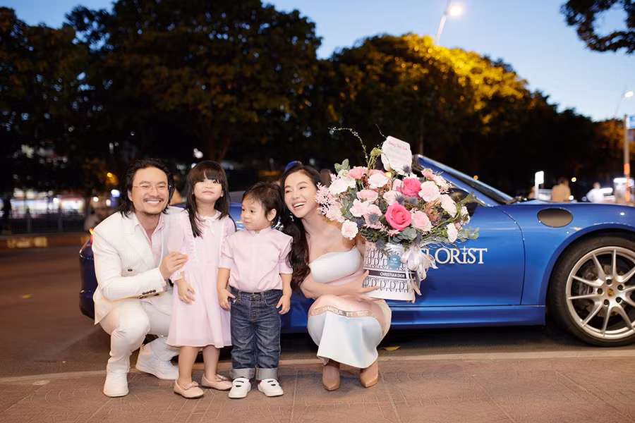 Trước đó, đạo diễn Hoàng Nhật Nam có màn hóa thân thành hoàng tử “cưỡi chiến mã” mang bó hoa tươi thắm khổng lồ từ nhà S Florist tặng vợ. Ảnh: NVCC