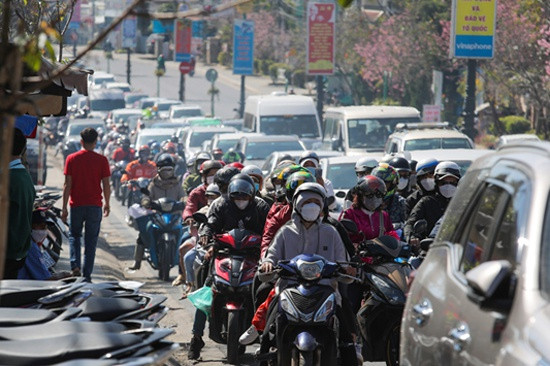 Du khách ùn ùn kéo lên Đà Lạt dịp Tết Nhâm Dần. Ảnh: Lâm Viên