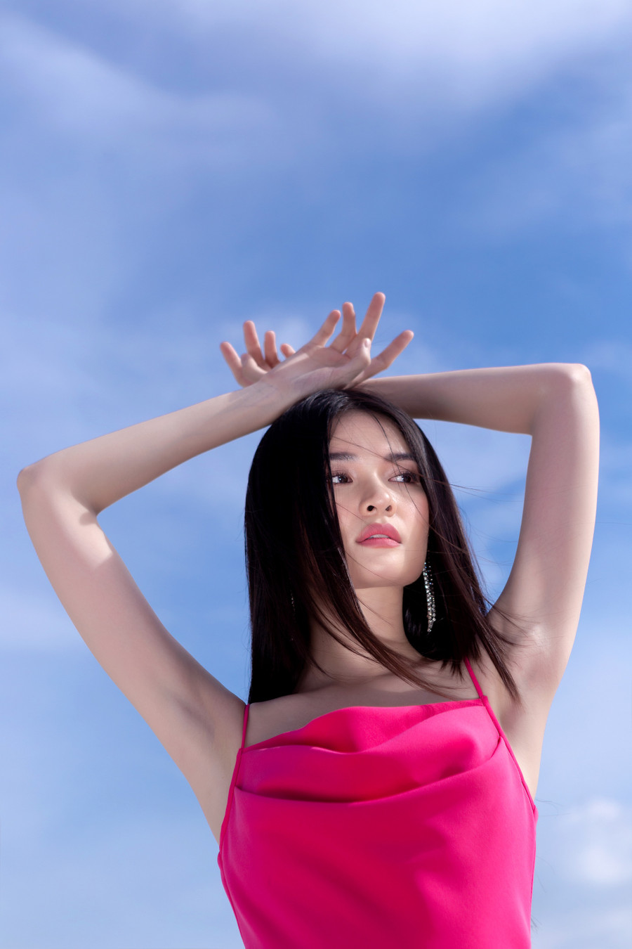 Màu sắc tinh tế luôn là thế mạnh của NTK Thái Nguyễn. Toàn bộ những thiết kế của anh luôn mang hơi thở của thời đại, của những nhiệt huyết của tuổi trẻ. Những mảng màu tưởng chừng đơn sắc kia, khi qua bàn tay thiết kế của NTK bỗng trở nên sống động hơn bao giờ hết.