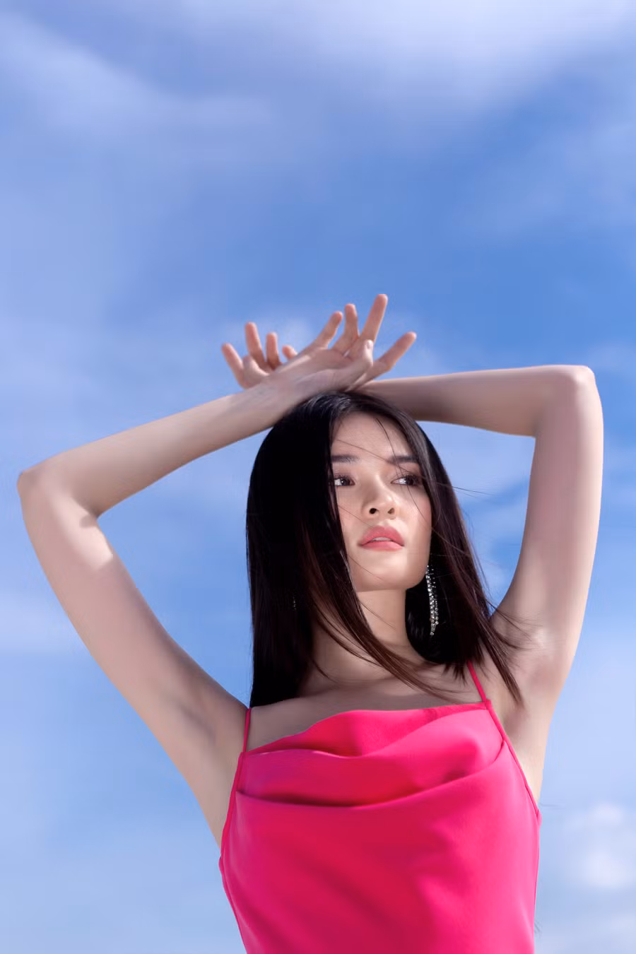 Màu sắc tinh tế luôn là thế mạnh của NTK Thái Nguyễn. Toàn bộ những thiết kế của anh luôn mang hơi thở của thời đại, của những nhiệt huyết của tuổi trẻ. Những mảng màu tưởng chừng đơn sắc kia, khi qua bàn tay thiết kế của NTK bỗng trở nên sống động hơn bao giờ hết.