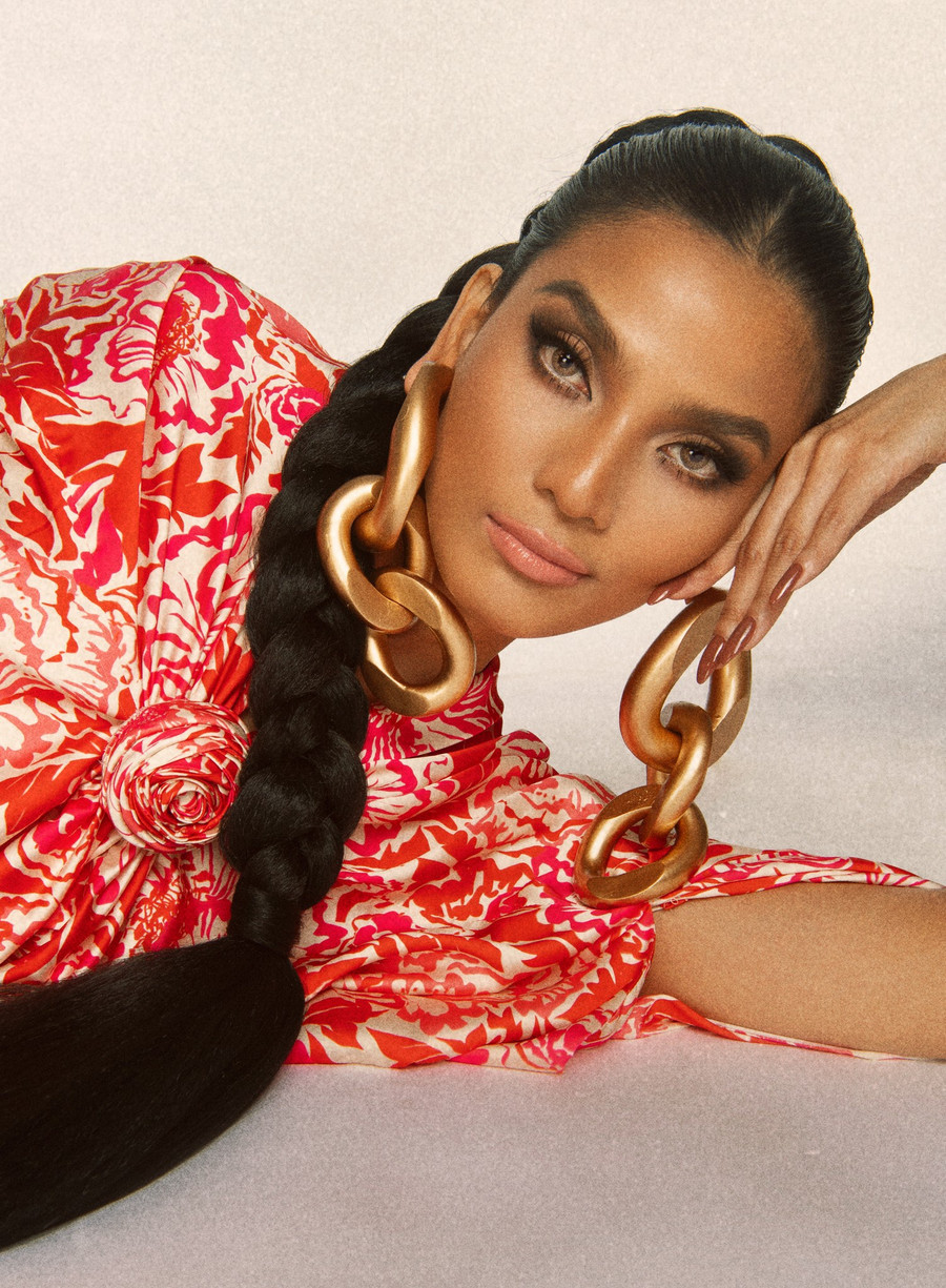 Sự thay đổi trong style thời trang mang đến hình ảnh mới mẻ đầy rạng rỡ cho Á hậu Trương Thị May đồng thời tạo nên sự thích thú cho người hâm mộ khi ngắm nhìn cô trong bộ ảnh thời trang chào xuân 2022.