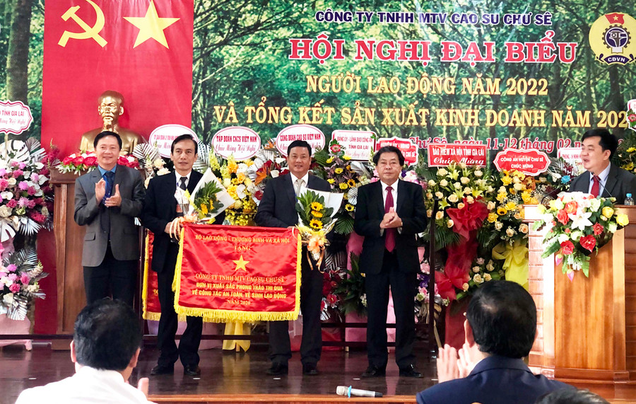 Công ty TNHH một thành viên Cao su Chư Sê nhận Cờ thi đua xuất sắc của Bộ Lao động-Thương binh và Xã hội. Ảnh: Lê Hòa