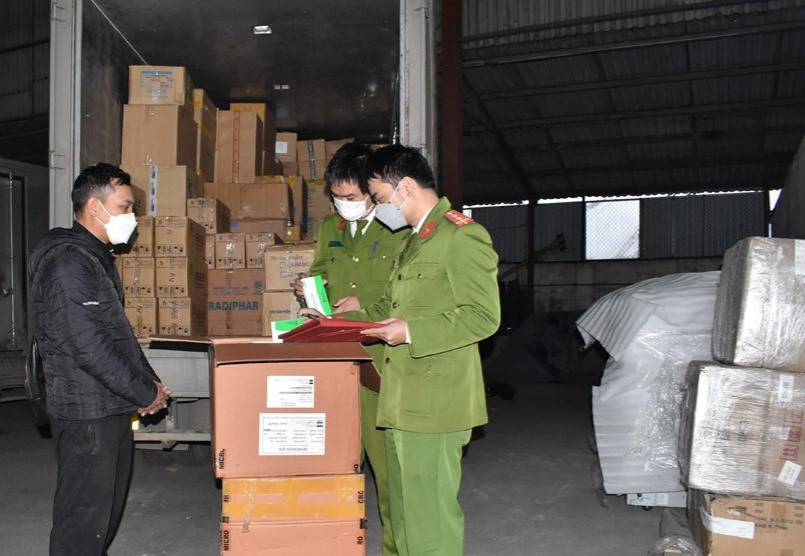 Lực lượng chức năng tỉnh Ninh Bình kiểm tra, thu giữ lô thuốc trên. Ảnh: NT