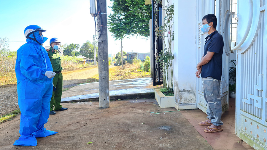 Lực lượng chức năng kiểm tra, nhắc nhở các trường hợp thực hiện cách ly y tế ở nhà tại tổ 1 (phường Thắng Lợi, TP. Pleiku). Ảnh: Bá Bính  Lực lượng chức năng kiểm tra, nhắc nhở các trường hợp thực hiện cách ly y tế ở nhà tại tổ 1 (phường Thắng Lợi, TP. Pleiku). Ảnh: Bá Bính