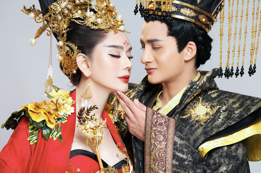 Đặc biệt, sau khi thông báo “đường ai nấy đi” với chồng cũ, Lâm Khánh Chi càng khiến người hâm mộ tò mò về “tình trạng” hiện tại của nữ ca sĩ. Trước loạt tin đồn cặp kè cùng tình trẻ, Lâm Khánh Chi đã lên tiếng giải thích. NVCC Đặc biệt, sau khi thông báo “đường ai nấy đi” với chồng cũ, Lâm Khánh Chi càng khiến người hâm mộ tò mò về “tình trạng” hiện tại của nữ ca sĩ. Trước loạt tin đồn cặp kè cùng tình trẻ, Lâm Khánh Chi đã lên tiếng giải thích. NVCC