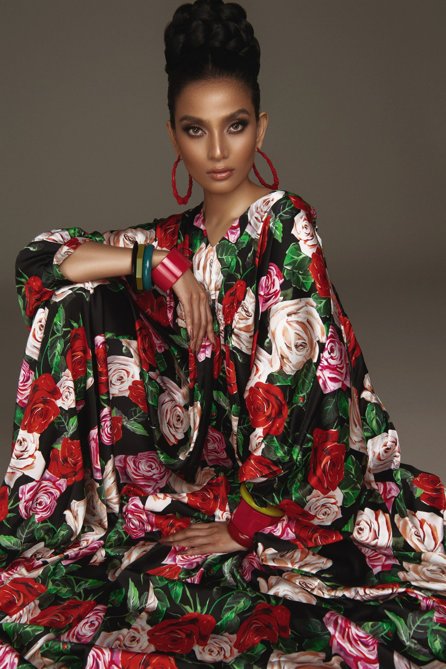 Trương Thị May vừa trải qua một năm 2021 với nhiều biến động. Là trụ cột trong một gia đình đông người, người đẹp vừa cùng cả nhà vượt qua khó khăn đại dịch Covid-19, vừa chăm sóc bà ngoại và mẹ bị bệnh… Người đẹp cho biết cô thấy may mắn khi cả nhà đều khỏe mạnh để bước sang năm 2022.