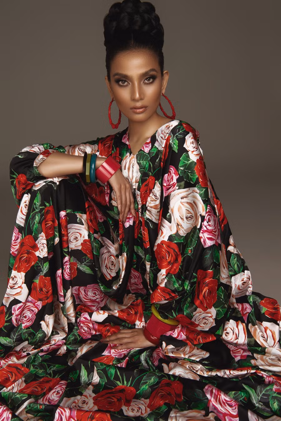 Trương Thị May vừa trải qua một năm 2021 với nhiều biến động. Là trụ cột trong một gia đình đông người, người đẹp vừa cùng cả nhà vượt qua khó khăn đại dịch Covid-19, vừa chăm sóc bà ngoại và mẹ bị bệnh… Người đẹp cho biết cô thấy may mắn khi cả nhà đều khỏe mạnh để bước sang năm 2022.