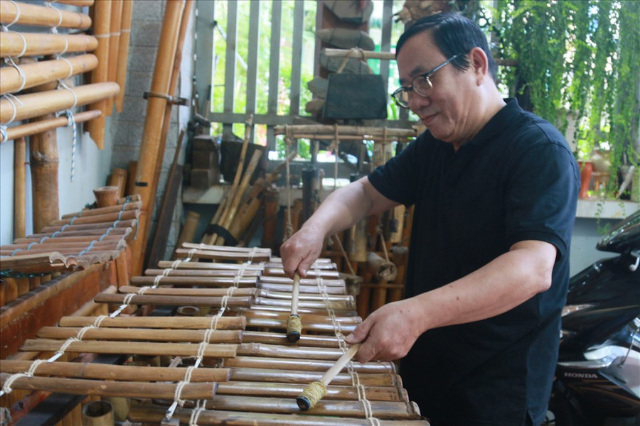 Ông Nguyễn Trường bên bộ sưu tập nhạc cụ đồng bào dân tộc Tây Nguyên làm bằng tre, nứa. Ảnh: Bảo Trung Ông Nguyễn Trường bên bộ sưu tập nhạc cụ đồng bào dân tộc Tây Nguyên làm bằng tre, nứa. Ảnh: Bảo Trung