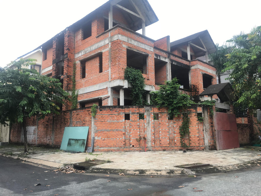 Nhiều đề xuất đánh thuế thật cao đối với nhà đất bỏ hoang để hạn chế đầu cơ. Ảnh: Đình Sơn