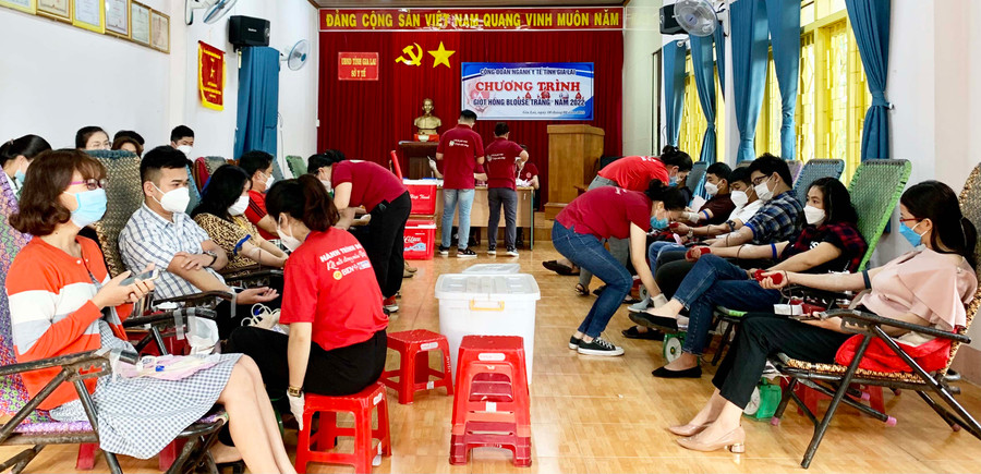 Chương trình “Giọt hồng Blouse trắng” lần thứ 3 do Công đoàn ngành Y tế Gia Lai tổ chức, thu được 93 đơn vị máu an toàn bổ sung cho nhu cầu máu cấp cứu và điều trị cho người bệnh trên địa bàn tỉnh, Ảnh: Như Nguyện 