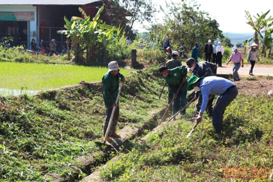 Các đại biểu tham dự buổi Lễ cùng bà con Nhân dân thôn Đăk Chờ, thôn Đăk No (xã Ngọk Tụ) đã tiến hành phát dọn, nạo vét kênh mương thủy lợi. Các đại biểu tham dự buổi Lễ cùng bà con Nhân dân thôn Đăk Chờ, thôn Đăk No (xã Ngọk Tụ) đã tiến hành phát dọn, nạo vét kênh mương thủy lợi.