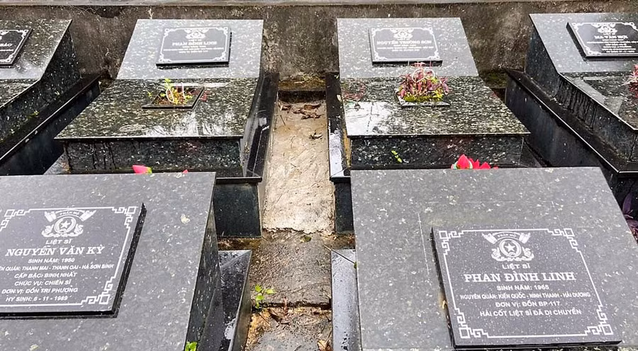 Hai ngôi mộ cùng ghi tên Phan Đình Linh (hàng trên bên trái và hàng dưới bên phải) tại nghĩa trang liệt sĩ Trà Lĩnh (Cao Bằng). Ảnh: Mai Thanh Hải