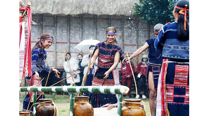 Hôn lễ được cử hành tại nhà gái trước, sau đó lễ chính tại nhà rông. Hôn lễ được cử hành tại nhà gái trước, sau đó lễ chính tại nhà rông.
