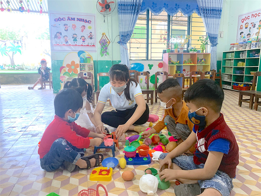 Cô và trò Trường Mầm non Họa Mi (thị xã Ayun Pa) đều rất háo hức trong ngày đầu tiên trở lại trường. Ảnh: Vũ Chi Cô và trò Trường Mầm non Họa Mi (thị xã Ayun Pa) đều rất háo hứctrong ngày đầu tiên trở lại trường. Ảnh: Vũ Chi