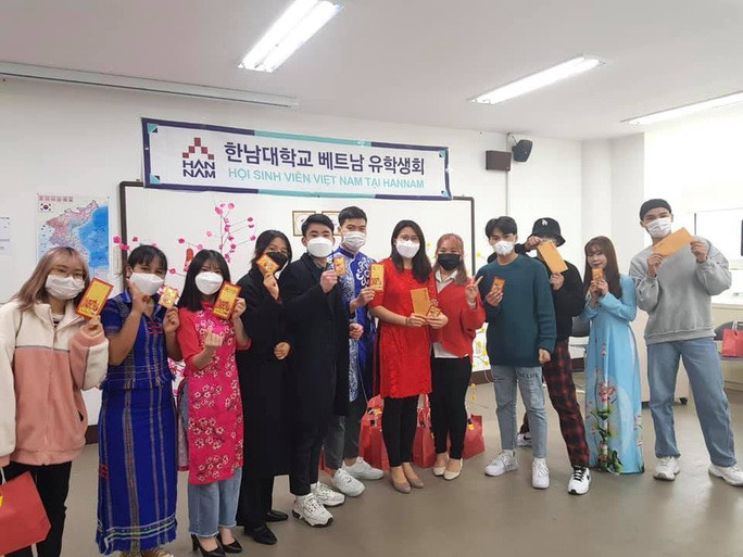 Tại đây các hoạt động như gói bánh chưng, phát quà Tết, lì xì đầu năm được du học sinh Việt tham gia nhiệt tình. Ảnh: nhân vật cung cấp