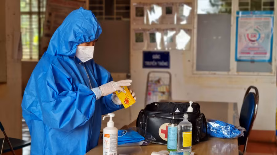 Nhân viên y tế phường Chi Lăng (TP. Pleiku) chuẩn bị trang thiết bị y tế đi thăm khám F0 điều trị tại nhà. Ảnh: Bá Bính