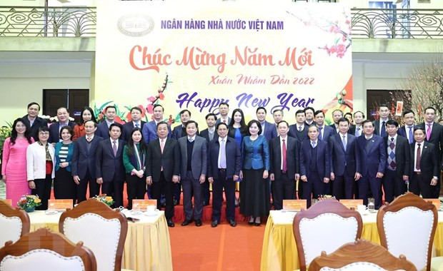 Thủ tướng Phạm Minh Chính và Phó Thủ tướng Lê Minh Khái với các đại diện ngành Ngân hàng. (Ảnh: Dương Giang/TTXVN)