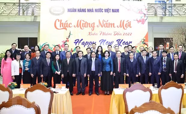Thủ tướng Phạm Minh Chính và Phó Thủ tướng Lê Minh Khái với các đại diện ngành Ngân hàng. (Ảnh: Dương Giang/TTXVN)