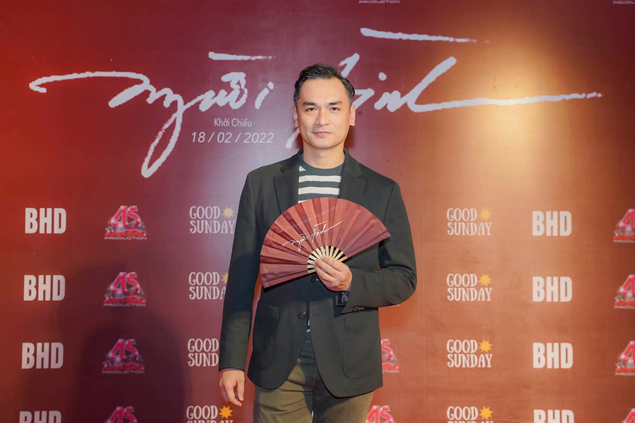 Diễn viên Đức Hải lịch lãm trong buổi ra mắt phim. Người tình có lẽ là dự án điện ảnh hiếm hoi mà siêu mẫu Đức Hải nhận lời tham gia trong thời gian trước đó. Tuy nhiên, để vào bộ phim này, Đức Hải cho biết anh đã hi sinh rất nhiều cho vai diễn. Chỉ trong vòng 3 tuần, Đức Hải phải giảm 10kg chỉ để quay một ngày. Ảnh: ĐPCC